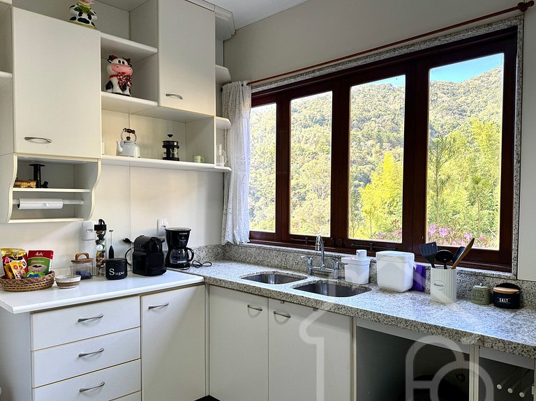 Casa com Lareira e Vista para as Montanhas