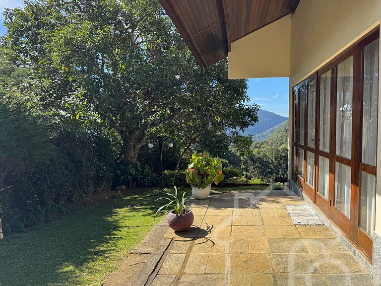 Casa com Lareira e Vista para as Montanhas
