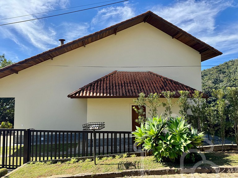 Casa com Lareira e Vista para as Montanhas