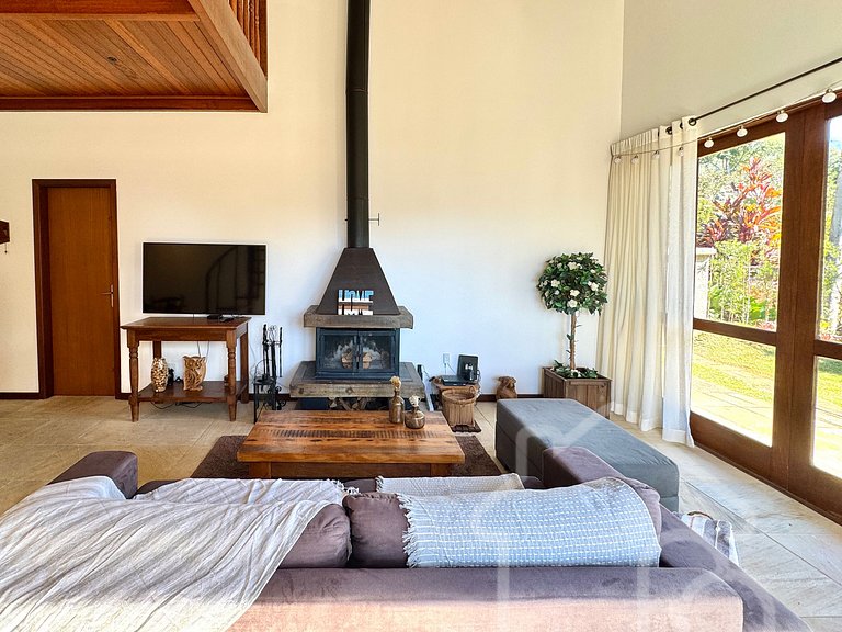Casa com Lareira e Vista para as Montanhas