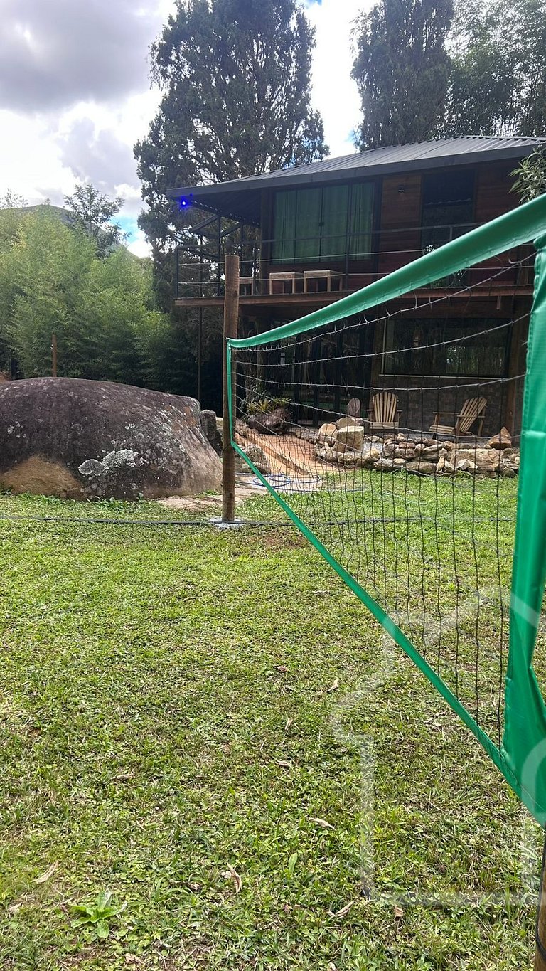 Casa na árvore cercada pela natureza e conforto